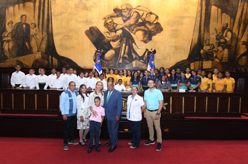 El Senado de la Republica acoge a estudiantes de distintos centros educativos de Montecristi 7