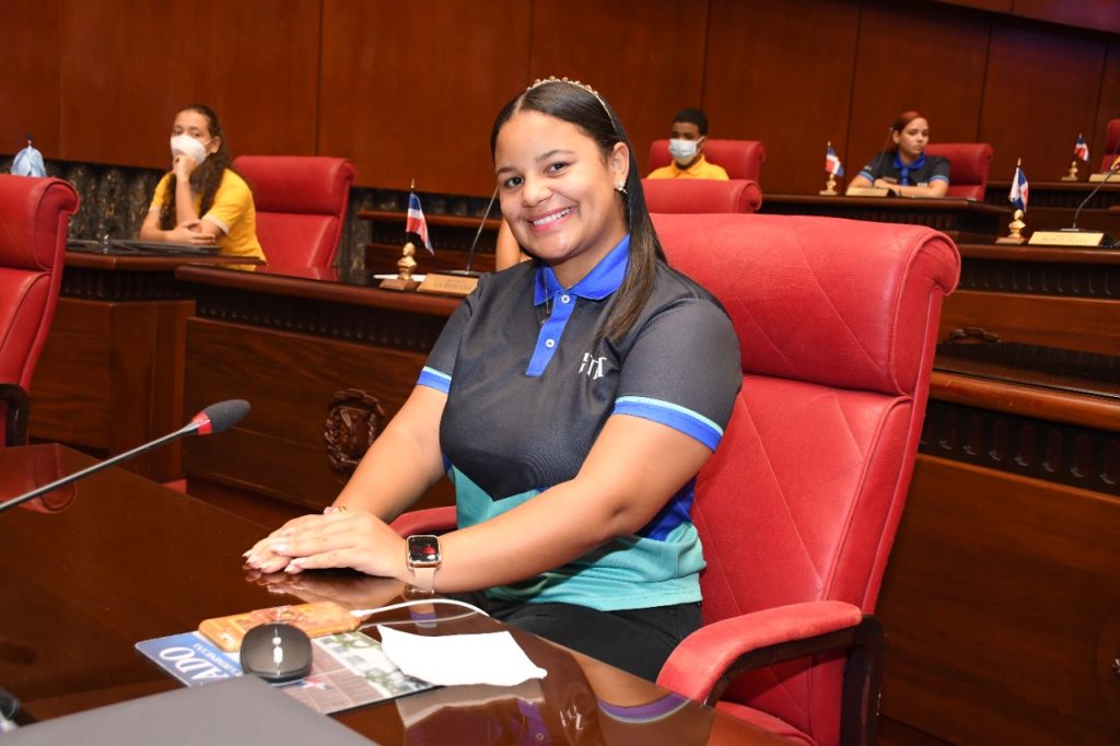 El Senado de la Republica acoge a estudiantes de distintos centros educativos de Montecristi 8
