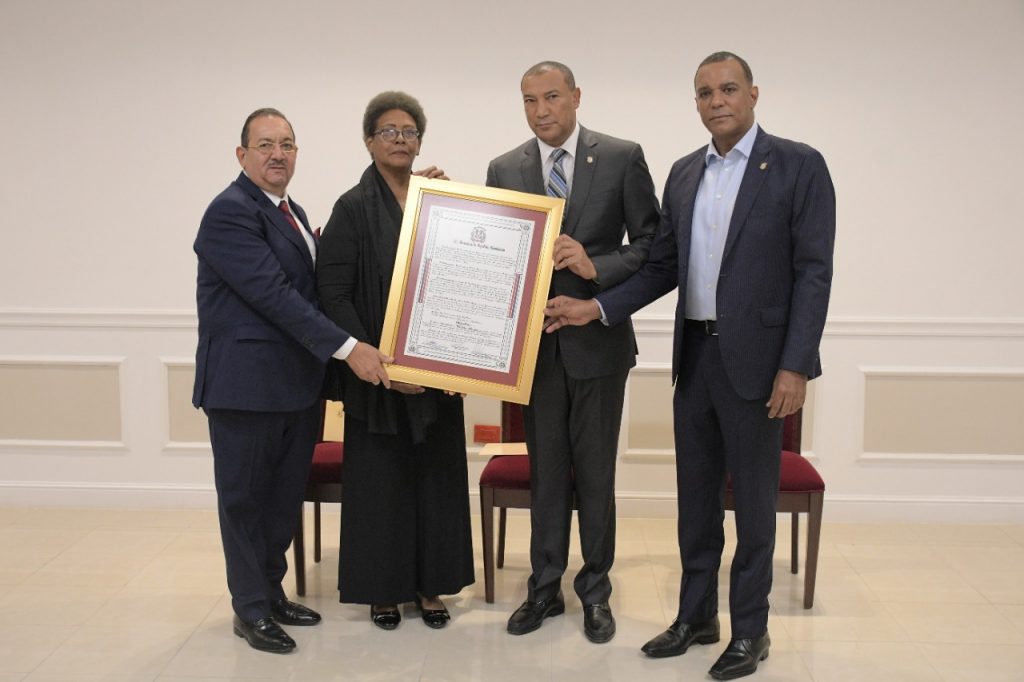 El Senado de la Republica reconoce medico Eliseo Rondon Sanchez 2