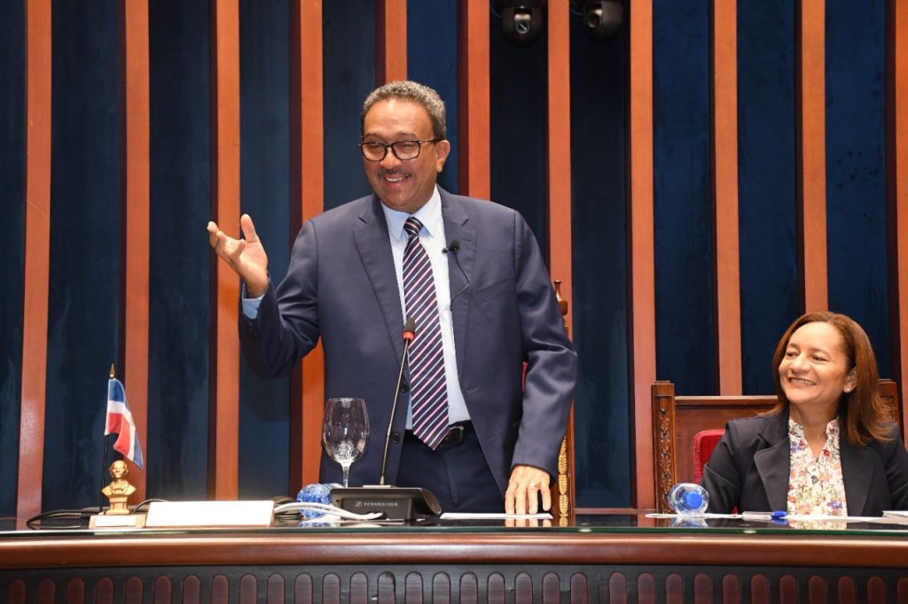 Estudiantes de la Escuela Comunitaria Parroquial Santo Clara de Asis de San Pedro de Macoris conocen el Senado de la Republica 2