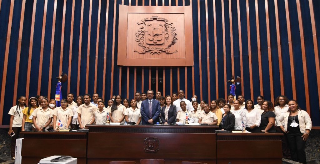 Estudiantes de la Escuela Comunitaria Parroquial Santo Clara de Asis de San Pedro de Macoris conocen el Senado de la Republica 3