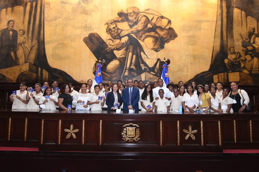 Estudiantes de la Escuela Comunitaria Parroquial Santo Clara de Asis de San Pedro de Macoris conocen el Senado de la Republica 4