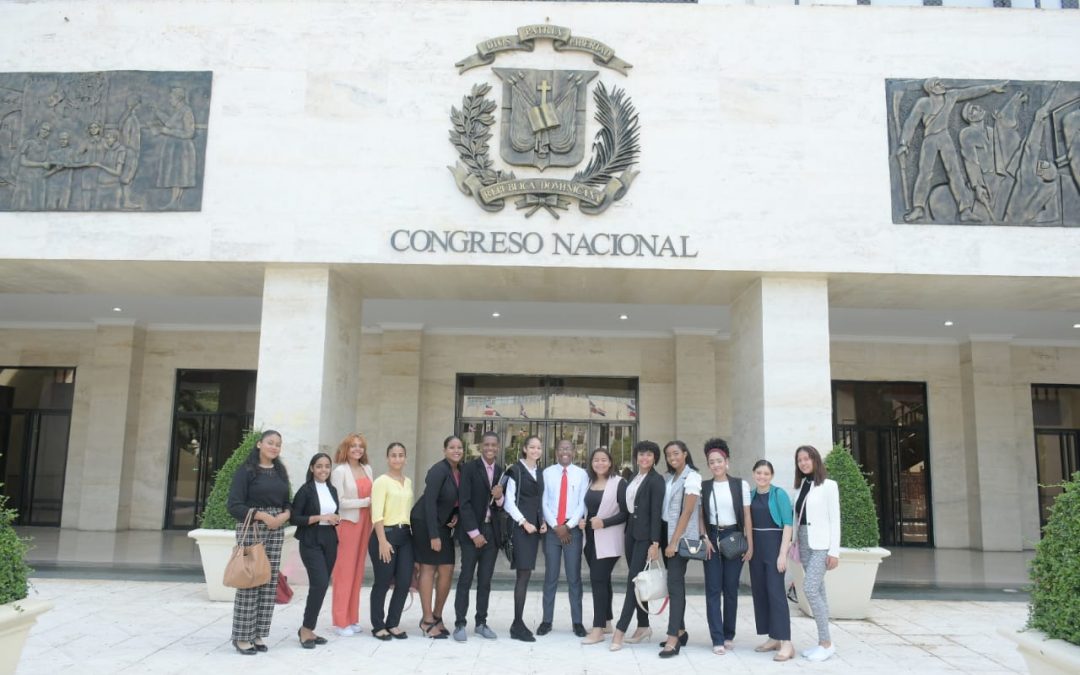 Historial de Noticias 4 Jóvenes de la Fundación Ciudadano Verde Dominicano conocen el Senado de la República