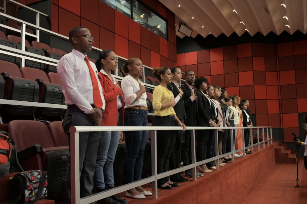 Jovenes de la Fundacion Ciudadano Verde Dominicano conocen el Senado de la Republica 3