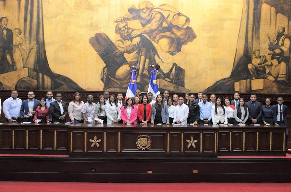 Historial de Noticias 12 Más de 30 jóvenes de Azua fueron senadores por un día