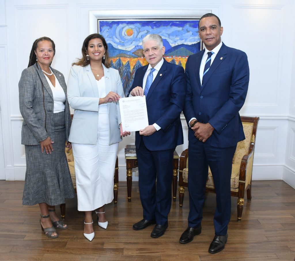 Presidente del Senado recibe a la Asociacion de Abogados Dominicanos en EEUU 4 1