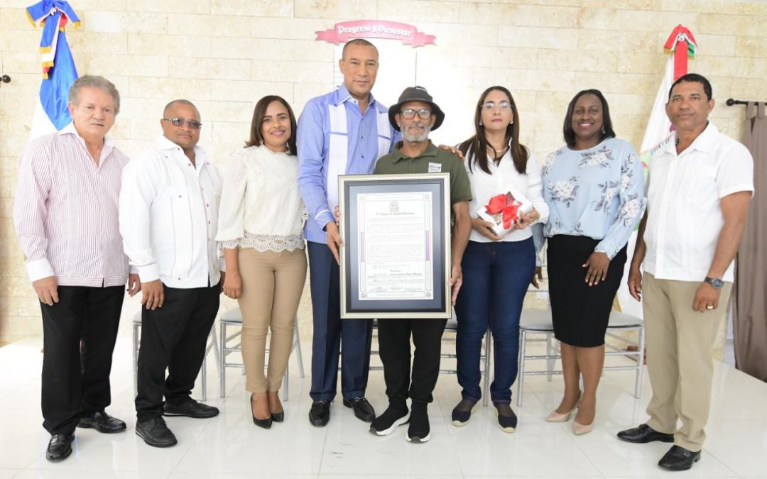 Historial de Noticias 4 El Senado de la República reconoce al escultor Genaro Reyes (Cayuco) por sus aportes culturales