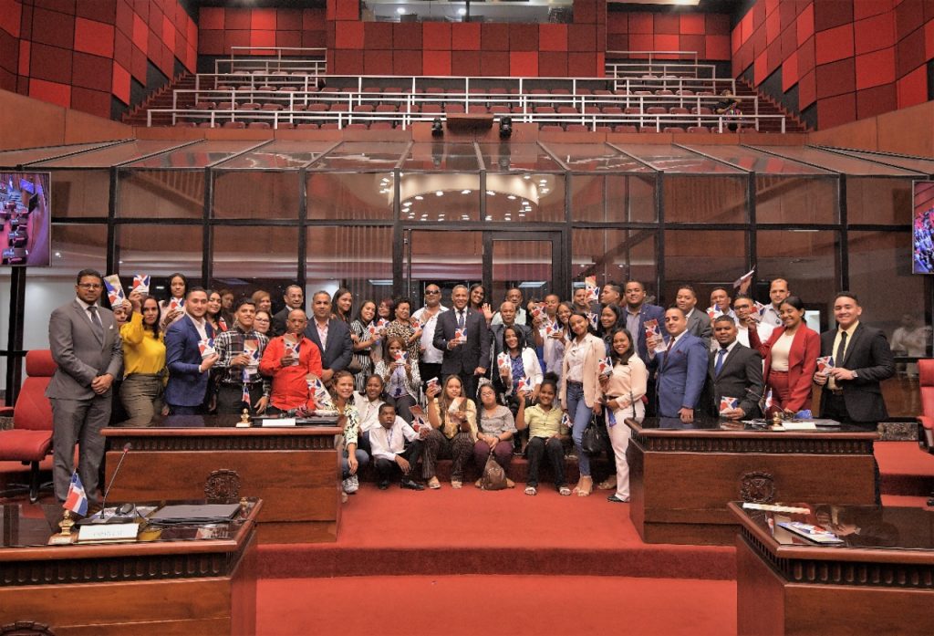 El Senado de la Republica abre sus puertas a 55 jovenes distinguidos de la provincia Duarte1