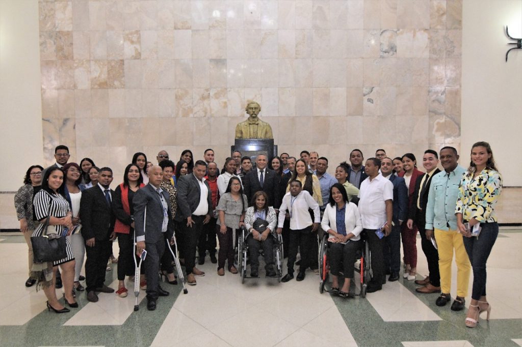 El Senado de la Republica abre sus puertas a 55 jovenes distinguidos de la provincia Duarte2