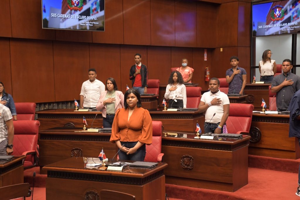 El Senado de la Republica abre sus puertas a integrantes de Un Viaje por mi Patria de San Francisco de Macoris4