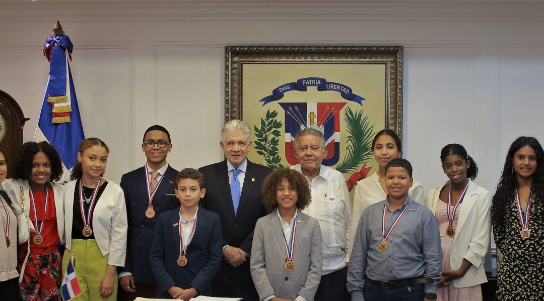 Historial de Noticias 10 El presidente del Senado, Eduardo Estrella, recibió a estudiantes de origen dominicano que ganaron méritos escolares en España
