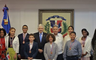 El presidente del Senado, Eduardo Estrella, recibió a estudiantes de origen dominicano que ganaron méritos escolares en España