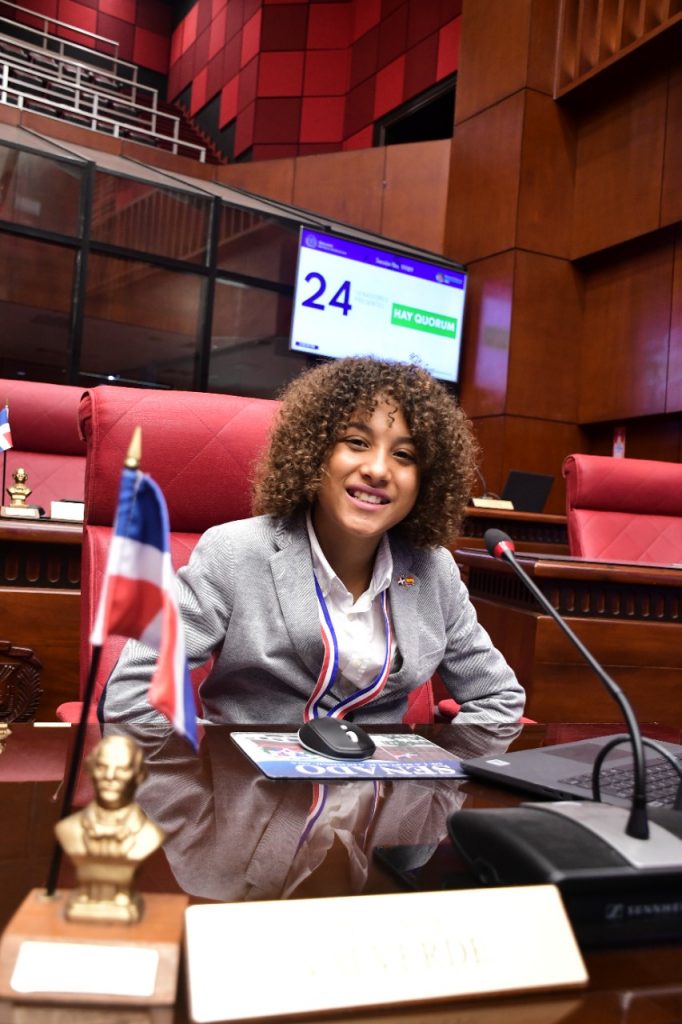 El presidente del Senado Eduardo Estrella recibio a estudiantes de origen dominicano que ganaron meritos escolares en Espana 9