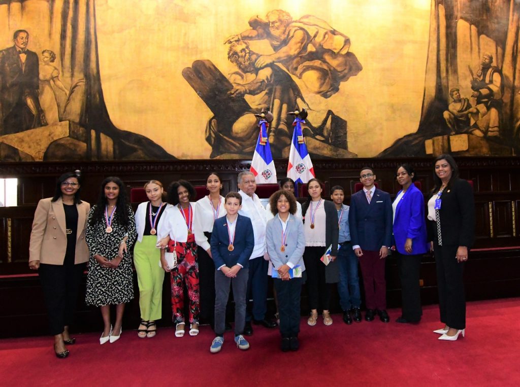 El presidente del Senado Eduardo Estrella recibio a estudiantes de origen dominicano que ganaron meritos escolares en Espana1