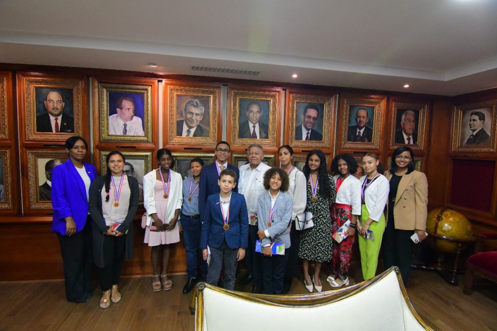 El presidente del Senado Eduardo Estrella recibio a estudiantes de origen dominicano que ganaron meritos escolares en Espana2