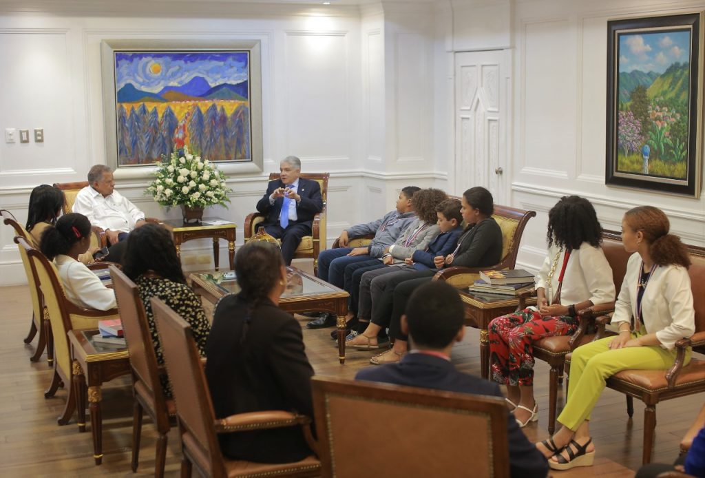 El presidente del Senado Eduardo Estrella recibio a estudiantes de origen dominicano que ganaron meritos escolares en Espana4