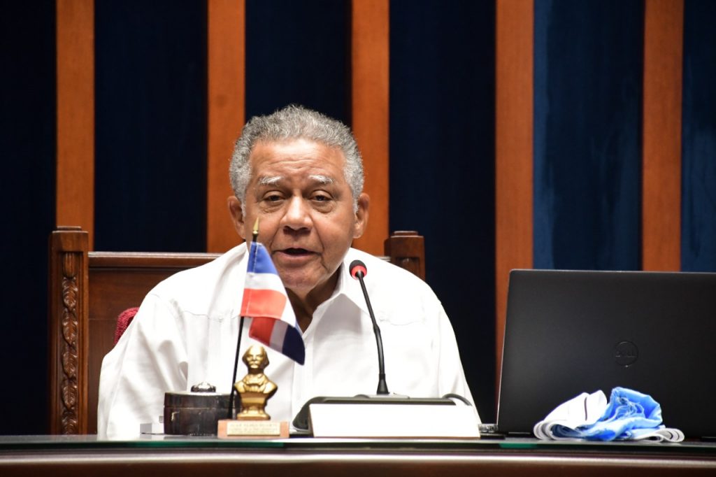 El presidente del Senado Eduardo Estrella recibio a estudiantes de origen dominicano que ganaron meritos escolares en Espana8