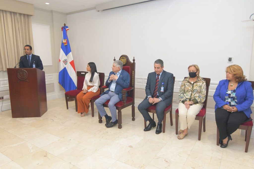 Presidente del Senado Eduardo Estrella entrega uniformes a colaboradores de la institucion1