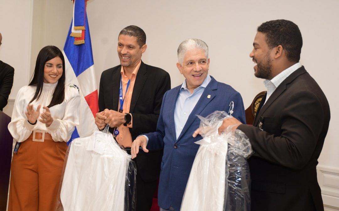 Historial de Noticias 2 Presidente del Senado Eduardo Estrella entrega uniformes a colaboradores de la institución
