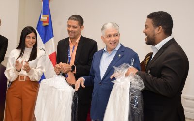 Presidente del Senado Eduardo Estrella entrega uniformes a colaboradores de la institución