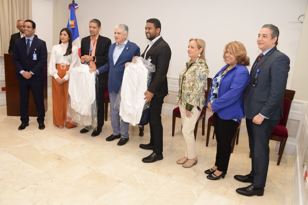 Presidente del Senado Eduardo Estrella entrega uniformes a colaboradores de la institucion3