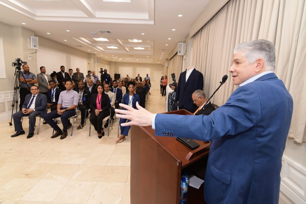 Presidente del Senado Eduardo Estrella entrega uniformes a colaboradores de la institucion4