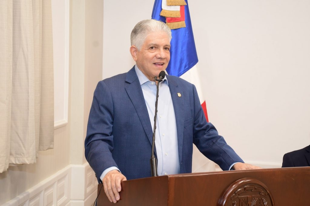 Presidente del Senado Eduardo Estrella entrega uniformes a colaboradores de la institucion5