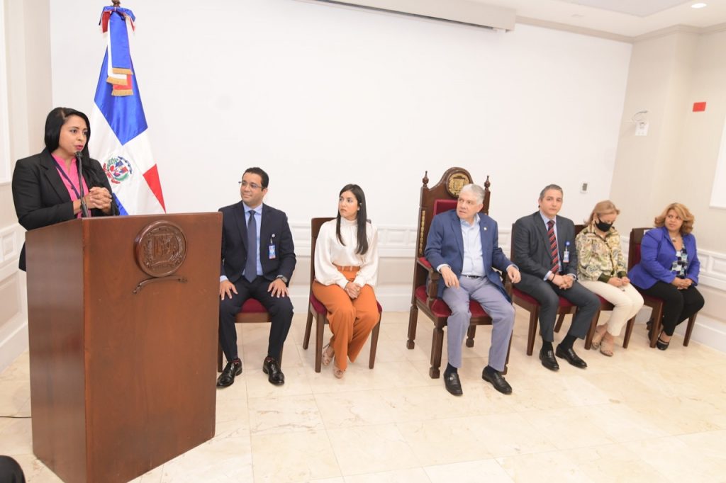 Presidente del Senado Eduardo Estrella entrega uniformes a colaboradores de la institucion6