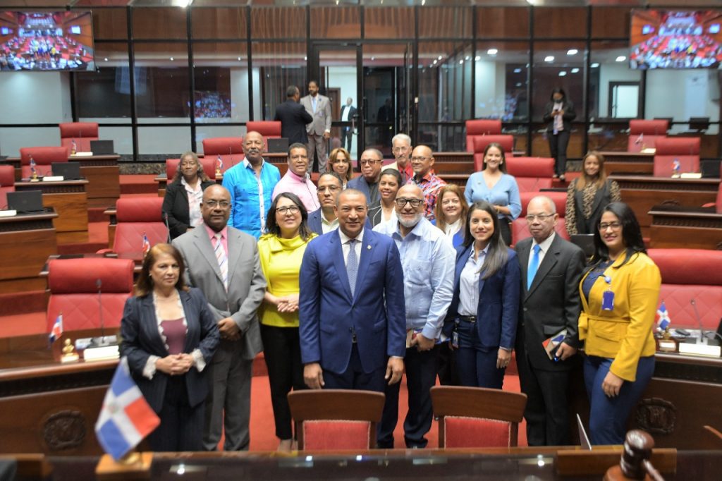 Presidente del Senado recibe a miembros de ACROARTE 1 Presidente del Senado recibe a miembros de ACROARTE 1