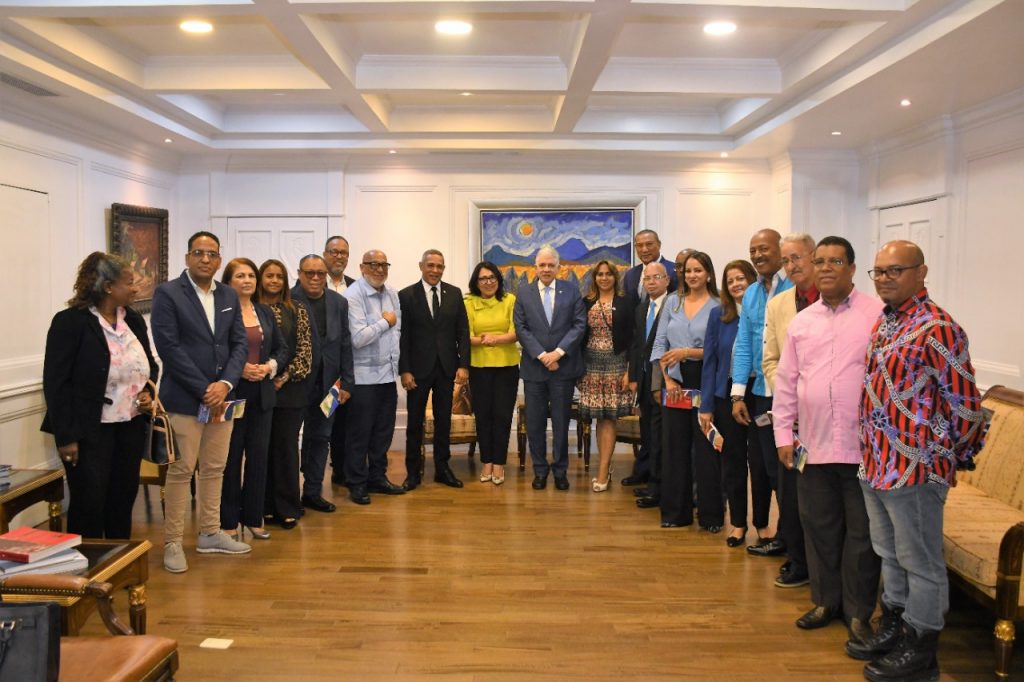 Presidente del Senado recibe a miembros de ACROARTE 2 Presidente del Senado recibe a miembros de ACROARTE2