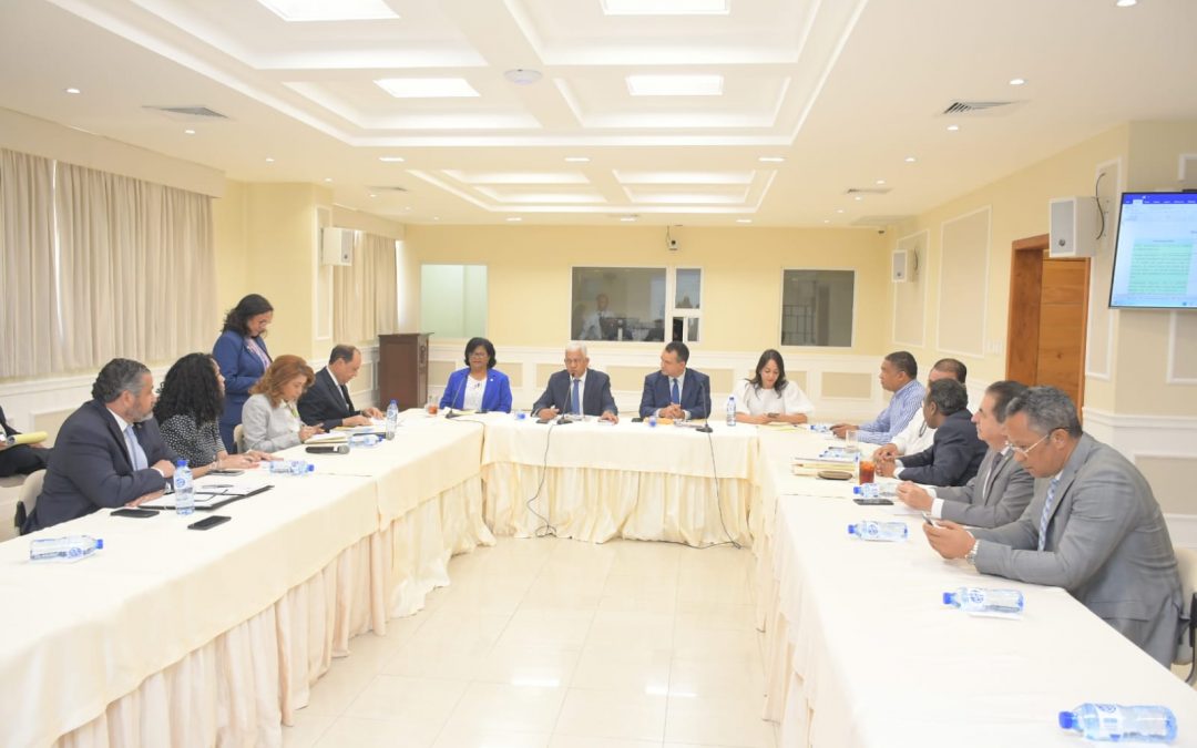 Comisión Especial del Senado socializa con la JCE y el FOPPPREDOM proyectos de leyes electorales