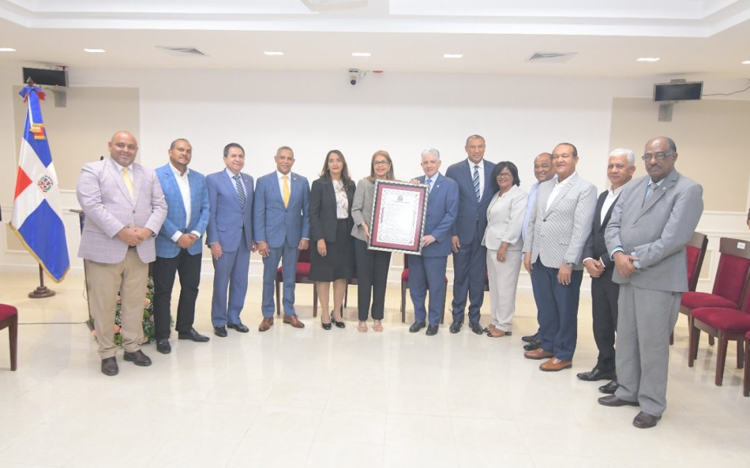 Historial de Noticias 13 El Senado de la República reconoce a Olga Lara por su trayectoria artística