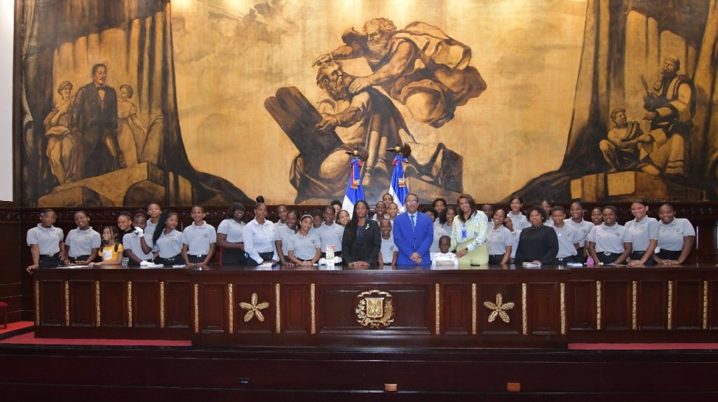 El Senado ofrece un recorrido a estudiantes del programa Policia Juvenil de San Pedro de Macoris 2