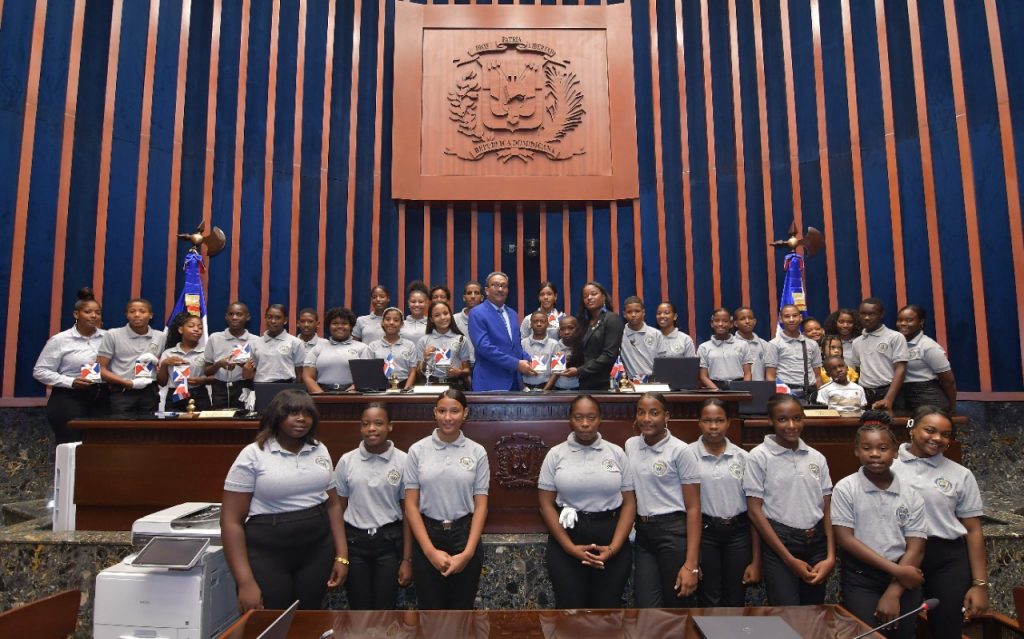 El Senado ofrece un recorrido a estudiantes del programa Policia Juvenil de San Pedro de Macoris 3