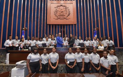 El Senado ofrece un recorrido a estudiantes del programa Policía Juvenil, de San Pedro de Macorís