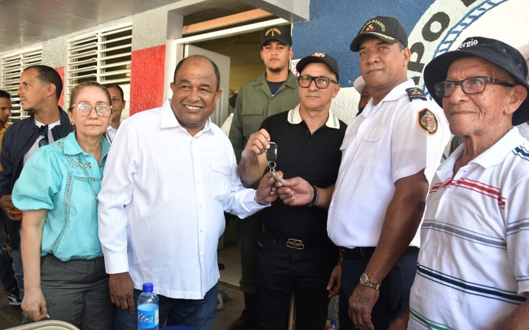 El senador Ramón Pimentel encabeza acto de entrega de un camión de bomberos donado por la artista Cardi B