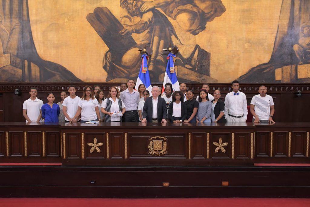 Estudiantes de la Escuela Los Proverbios de Salomon conocen el Senado de la Republica 1