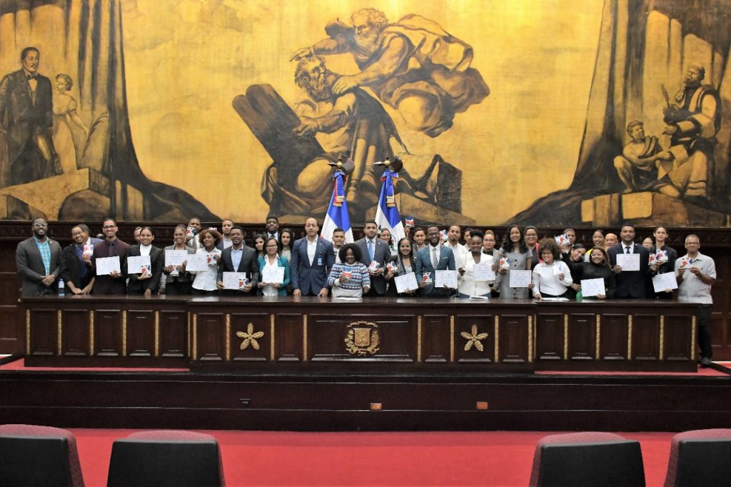 Ganadores del Premio a la Excelencia Juvenil Sancristobalense visitan el Senado de la Republica 1