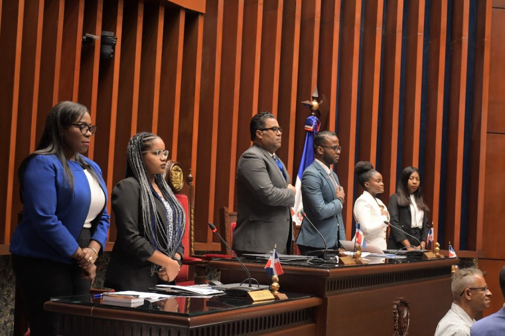 Ganadores del Premio a la Excelencia Juvenil Sancristobalense visitan el Senado de la Republica 3
