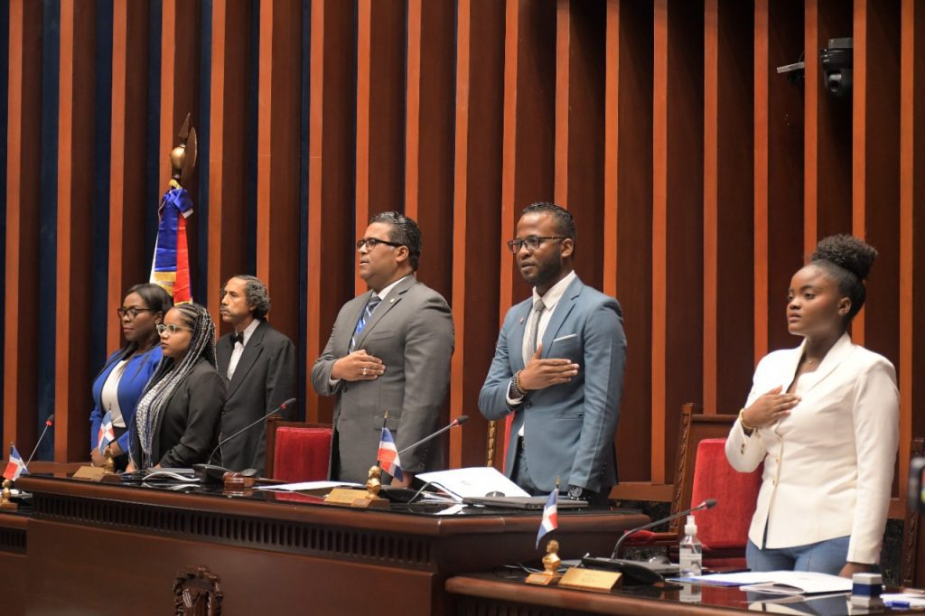 Ganadores del Premio a la Excelencia Juvenil Sancristobalense visitan el Senado de la Republica 5