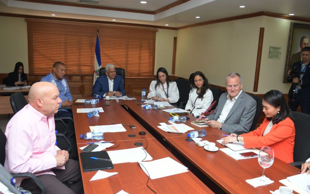 Comisión del Senado socializa el Proyecto de Ley de Eficiencia Energética con representantes del Banco Mundial
