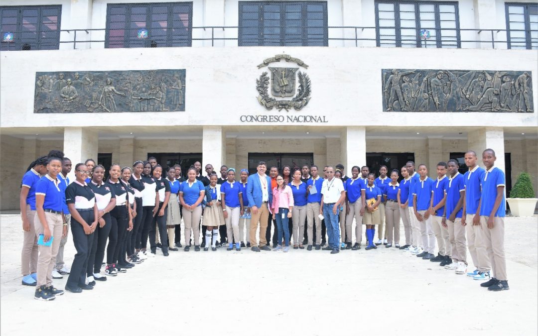 El Senado abrió sus puestas a estudiantes del distrito municipal  Chirino, Monte Plata