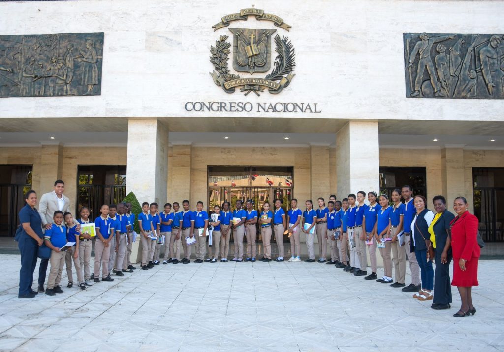 El Senado ofrece recorrido a estudiantes del Centro Educativo Respaldo Alma Rosa de Santo Domingo Este 1