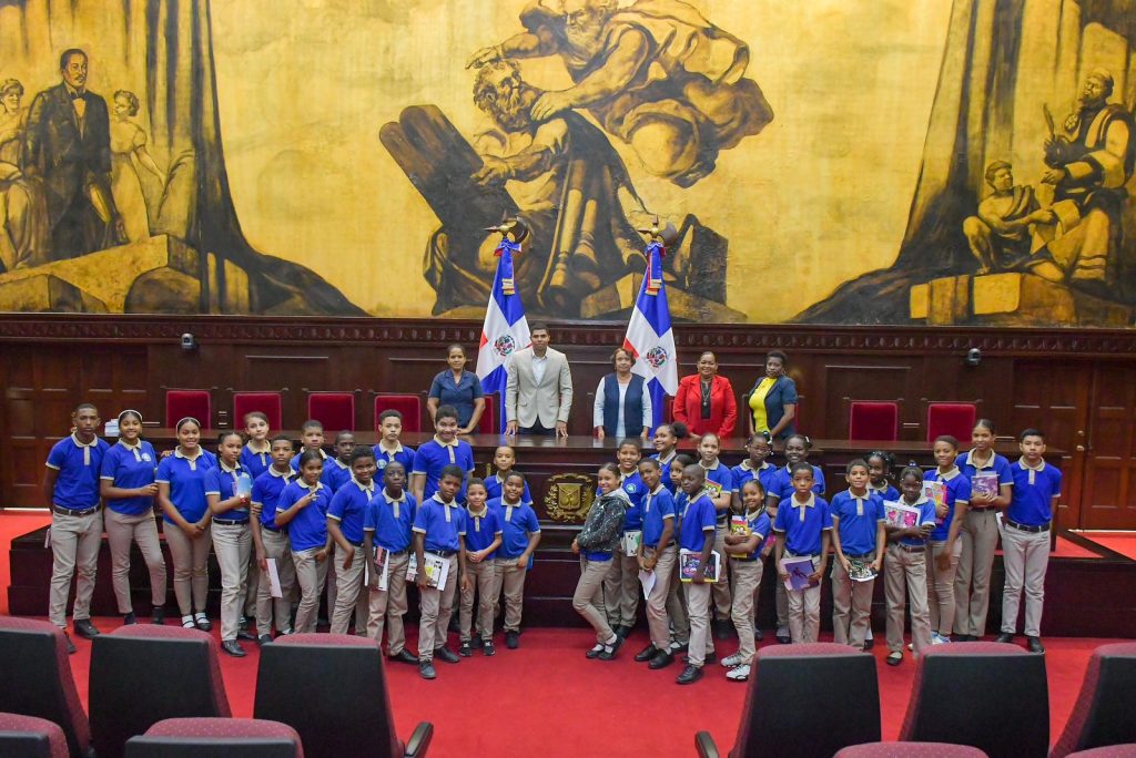 El Senado ofrece recorrido a estudiantes del Centro Educativo Respaldo Alma Rosa de Santo Domingo Este 2