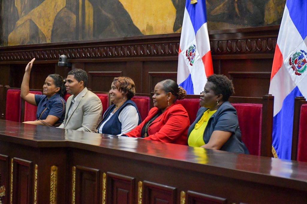 El Senado ofrece recorrido a estudiantes del Centro Educativo Respaldo Alma Rosa de Santo Domingo Este 3