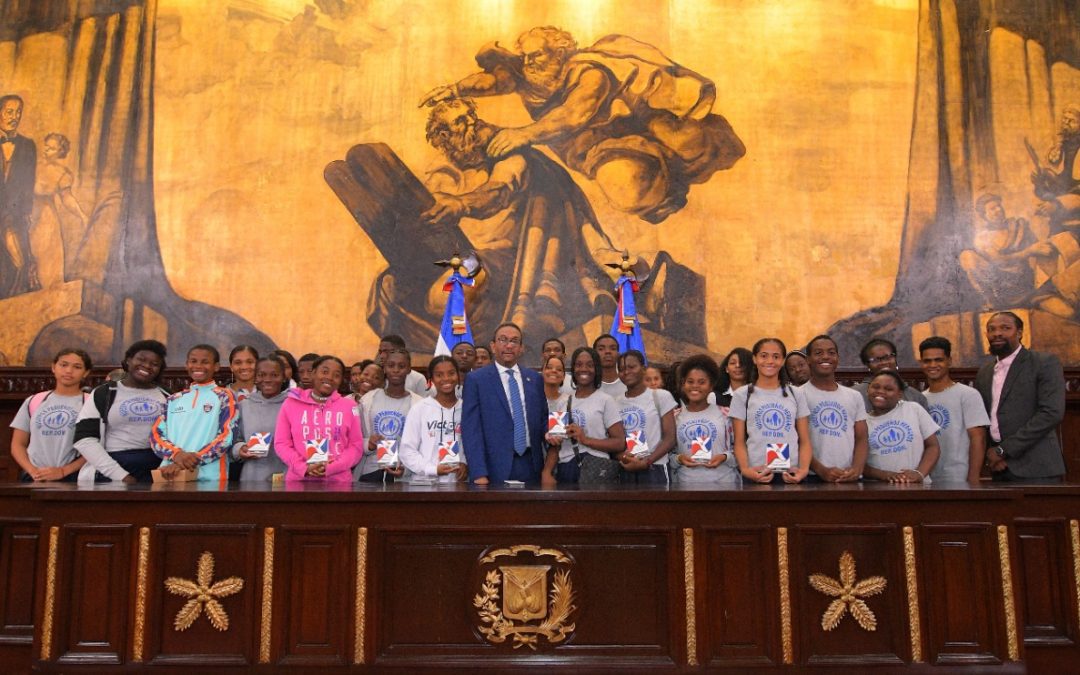 El Senado recibe a estudiantes de la Casa Hogar Mis Pequeños Hermanos, de San Pedro de Macorís