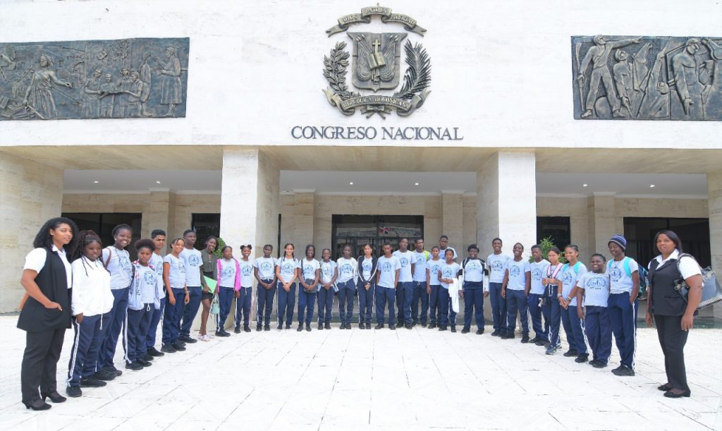 El Senado recibe a estudiantes de la Casa Hogar Mis Pequenos Hermanos de San Pedro de Macoris 3