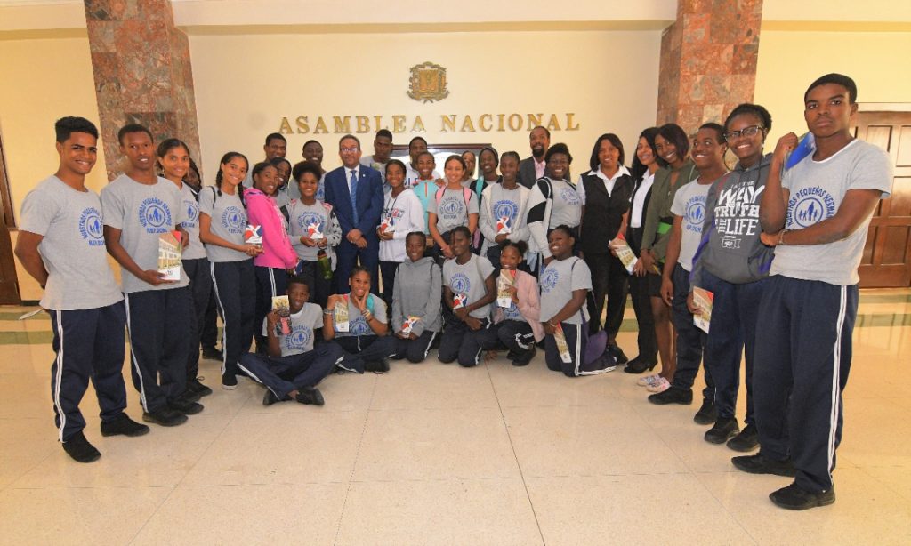 El Senado recibe a estudiantes de la Casa Hogar Mis Pequenos Hermanos de San Pedro de Macoris 5