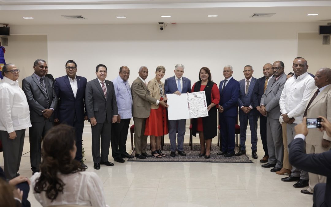 Historial de Noticias 3 El Senado reconoce a la Universidad Tecnológica del Cibao Oriental por sus 40 años de aportes a la educación