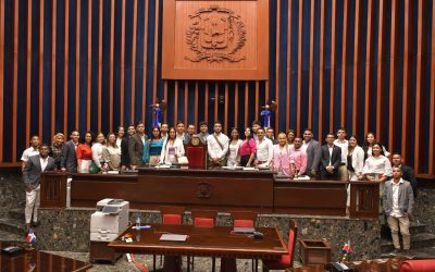 Jóvenes colombianos y facilitadores del programa Supérate visitan el Senado de la República